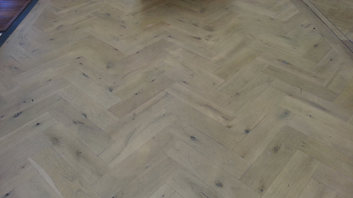 Visgraat vloer in de lak